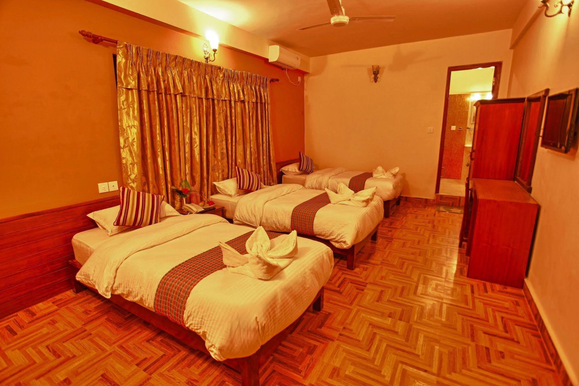 Hotel Crystal Palace Pokhara Zewnętrze zdjęcie
